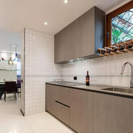 Ponte Rosso Modern Apartment Florence